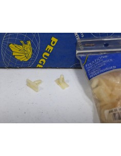 Grapa embellecedor paragolpes Peugeot 205  743707 6998 02